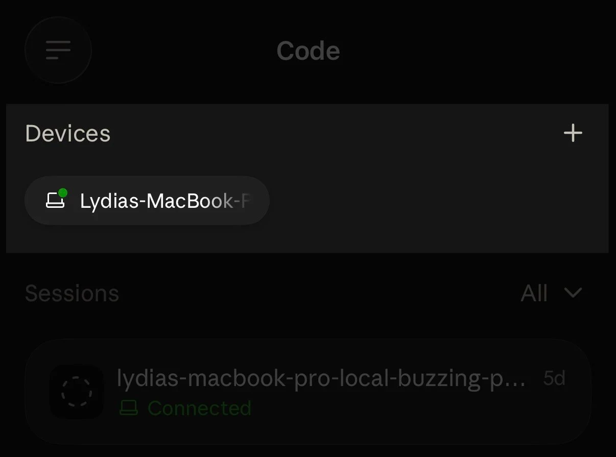 Claude 移动应用中的 Code 标签页，其中 Devices 部分显示连接的 MacBook 作为设备卡片，位于会话列表上方