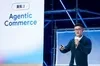 一名身穿深藍色西裝外套的 Google 發言人在台上分享在商家的角色中，可以如何運用代理式商務 AI